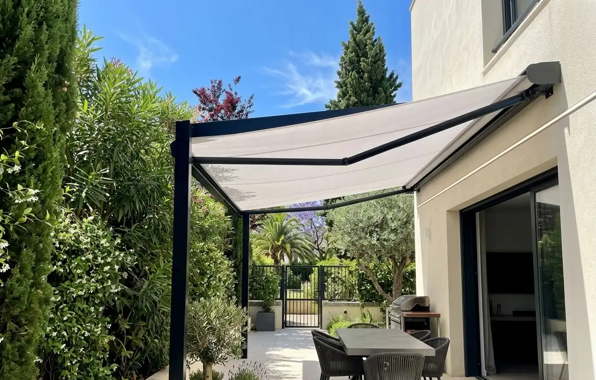 Toldo instalado en Sabadell — Umbralux proyecto 1