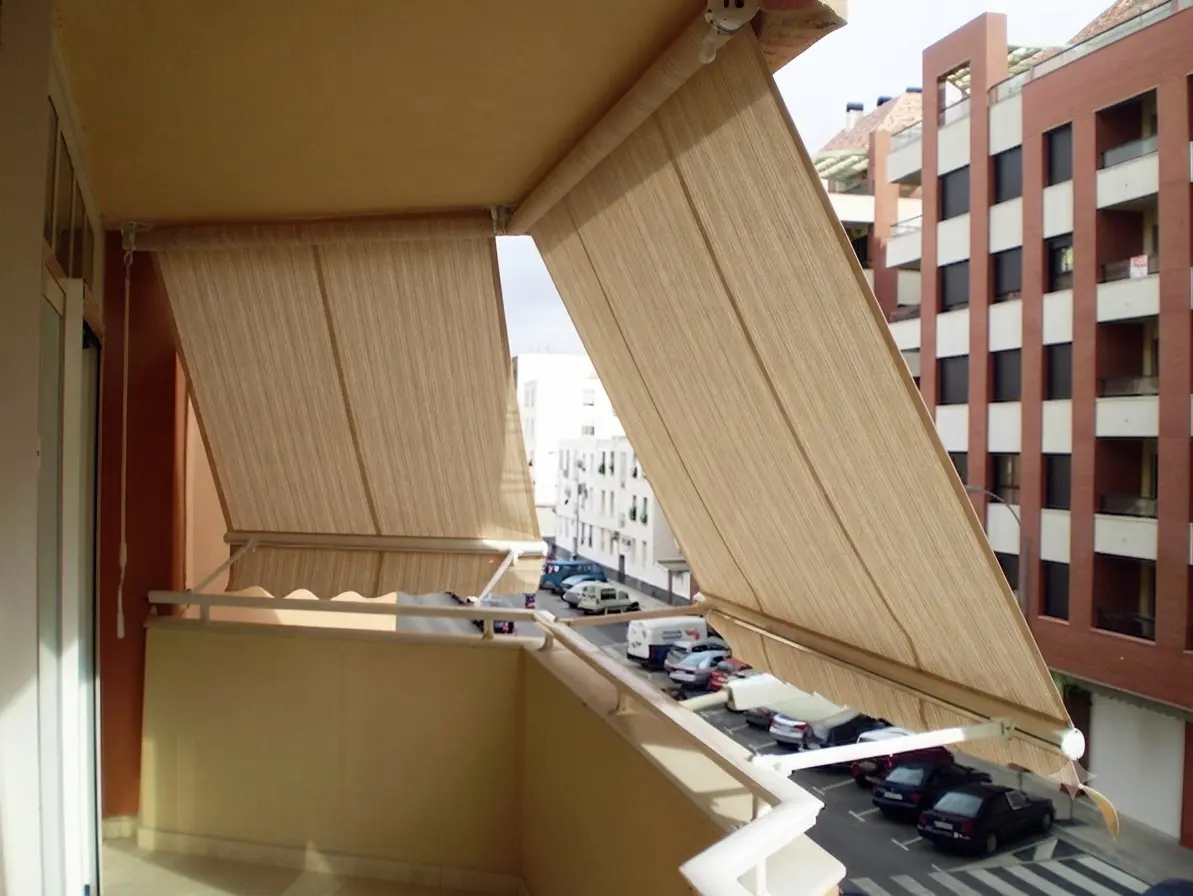 Toldos para ventanas y balcones instalado en Sabadell — trabajo 1