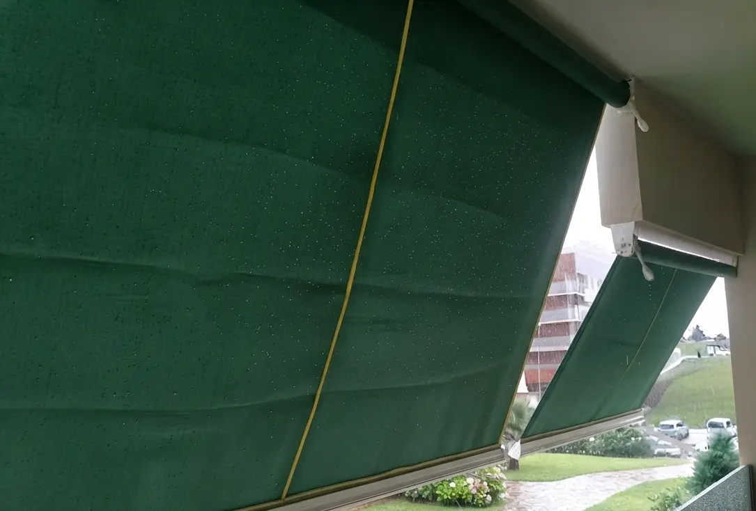 Toldos para ventanas y balcones instalado en Sabadell — trabajo 2