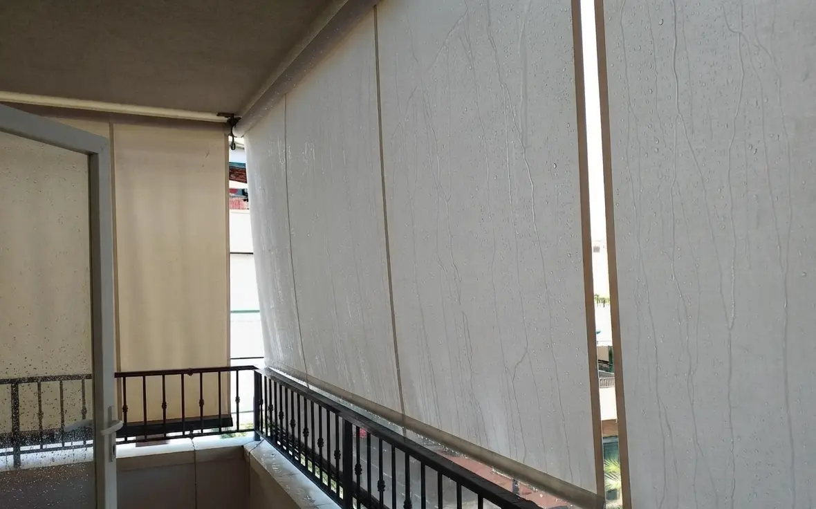 Toldos para ventanas y balcones instalado en Sabadell — trabajo 3