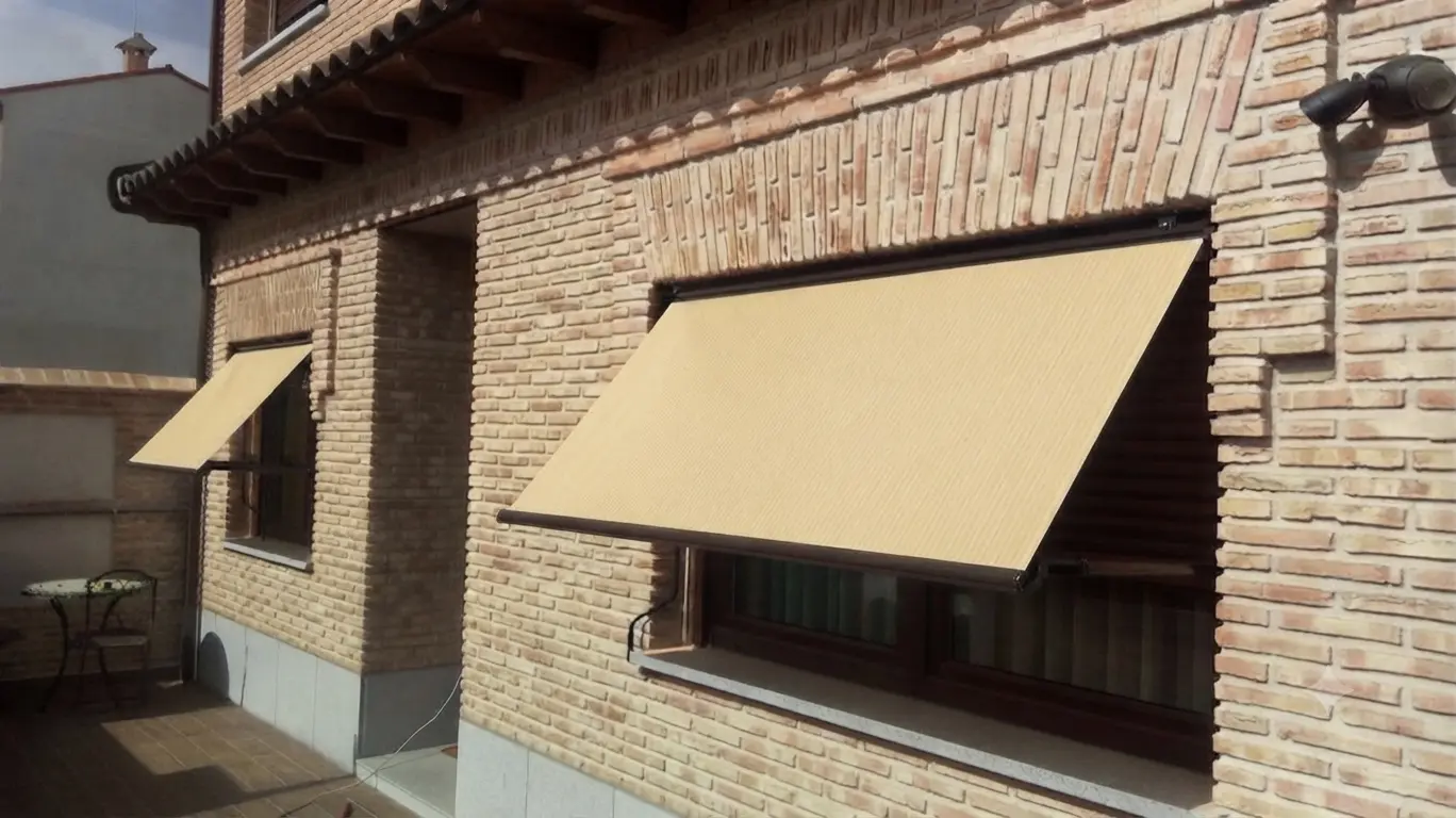 Toldos para ventanas y balcones instalado en Sabadell — trabajo 4