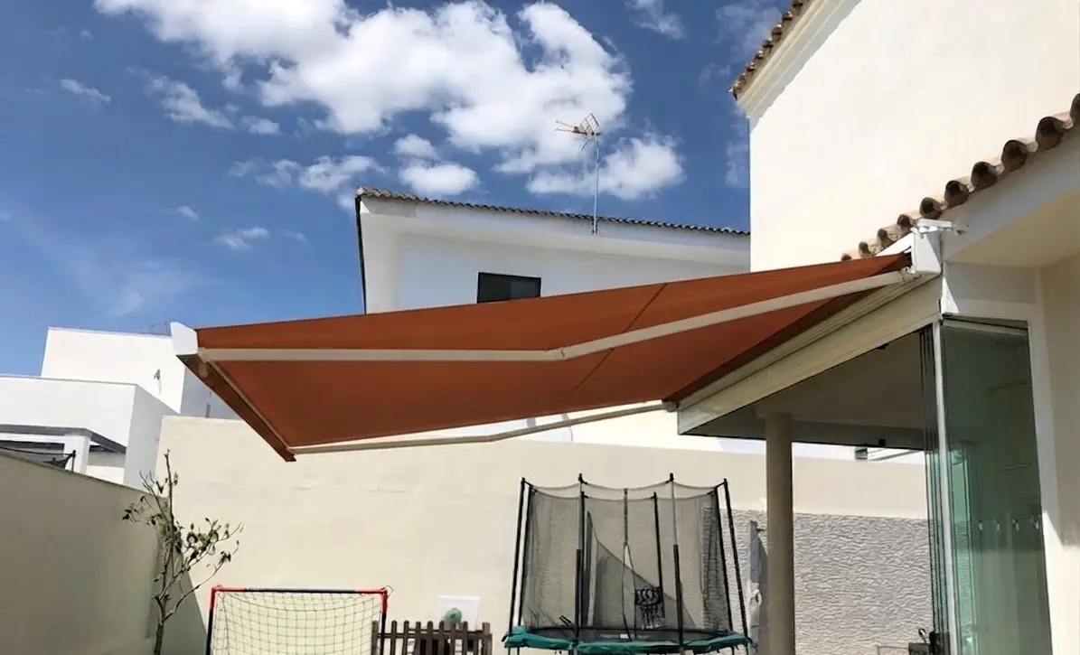 Toldos para terraza instalado en Sabadell — trabajo 1