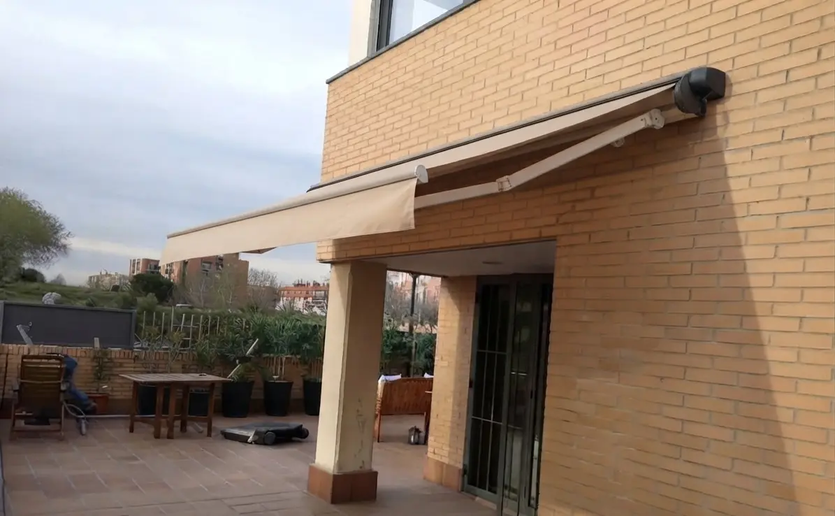 Toldos para terraza instalado en Sabadell — trabajo 3